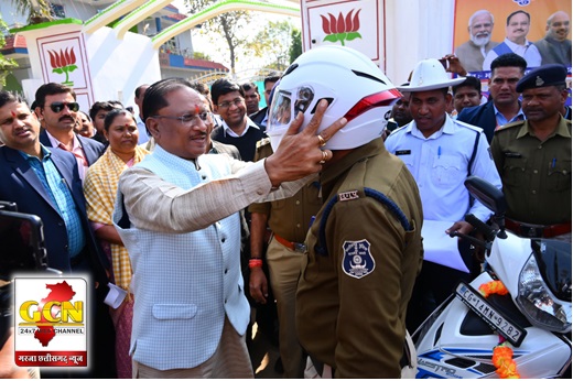 मुख्यमंत्री श्री विष्णुदेव साय ने हेलमेट जागरूकता रैली और अंजोर रथ को बगिया निवास से किया रवाना