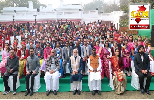 छत्तीसगढ़ की झांकी बस्तर की आदिम जनसंसद : मुरिया दरबार में शामिल लोक-कलाकारों ने प्रधानमंत्री श्री नरेन्द्र मोदी से की मुलाकात