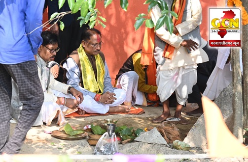 मुख्यमंत्री श्री विष्णु देव साय और उनकी धर्मपत्नी श्रीमती कौशल्या साय ने बंदरचुवा के पास तुर्री पहुंचकर कुल देवता का किया दर्शन