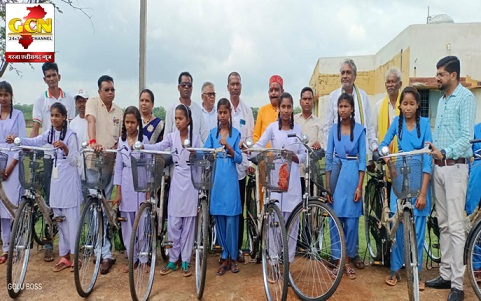 बस्तर विधायक बविप्रा अध्यक्ष श्री लखेश्वर बघेल द्वारा 49 बालिकाओं को सरस्वती साइकिल योजना के तहत साइकिल प्रदान किया गया
