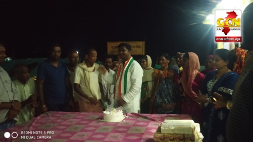 मुख्यमंत्री भूपेश बघेल के जन्मदिन के अवसर पर रामदेव जगते जिला कांग्रेस सचिव के नेतृत्व में वृद्धावस्था आश्रम वाड्रफनगर में केक काटा गया