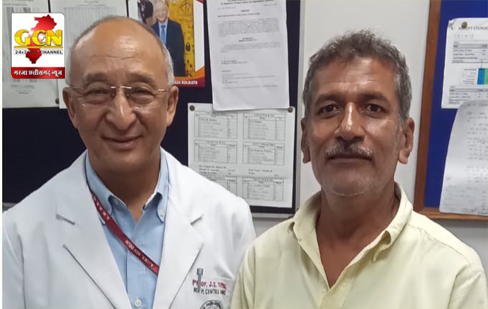 एम्स के नेत्र रोग प्रमुख डॉ. तितियाल ने आँखों की जाँच की।