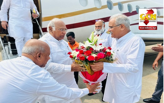 नेताप्रतिपक्ष राज्यसभा श्री मल्लिकार्जुन खड़गे राजधानी रायपुर पहुंचे, मुख्यमंत्री भूपेश बघेल ने आत्मीय स्वागत किया