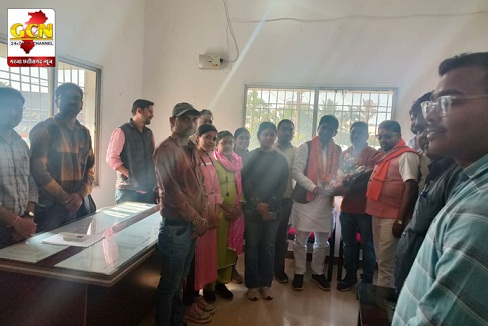 जिले से संविदा कर्मचारियों ने विधायक योगेश्वर राजू सिन्हा को पुष्प गुच्छा देकर किया स्वागत 