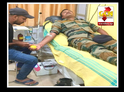 आईपीएस पुष्कर शर्मा के गनमैन चंद्रकांत वर्मा ने किया रक्तदान